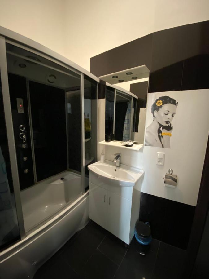 Opera Apart Hotel Kiev Ngoại thất bức ảnh
